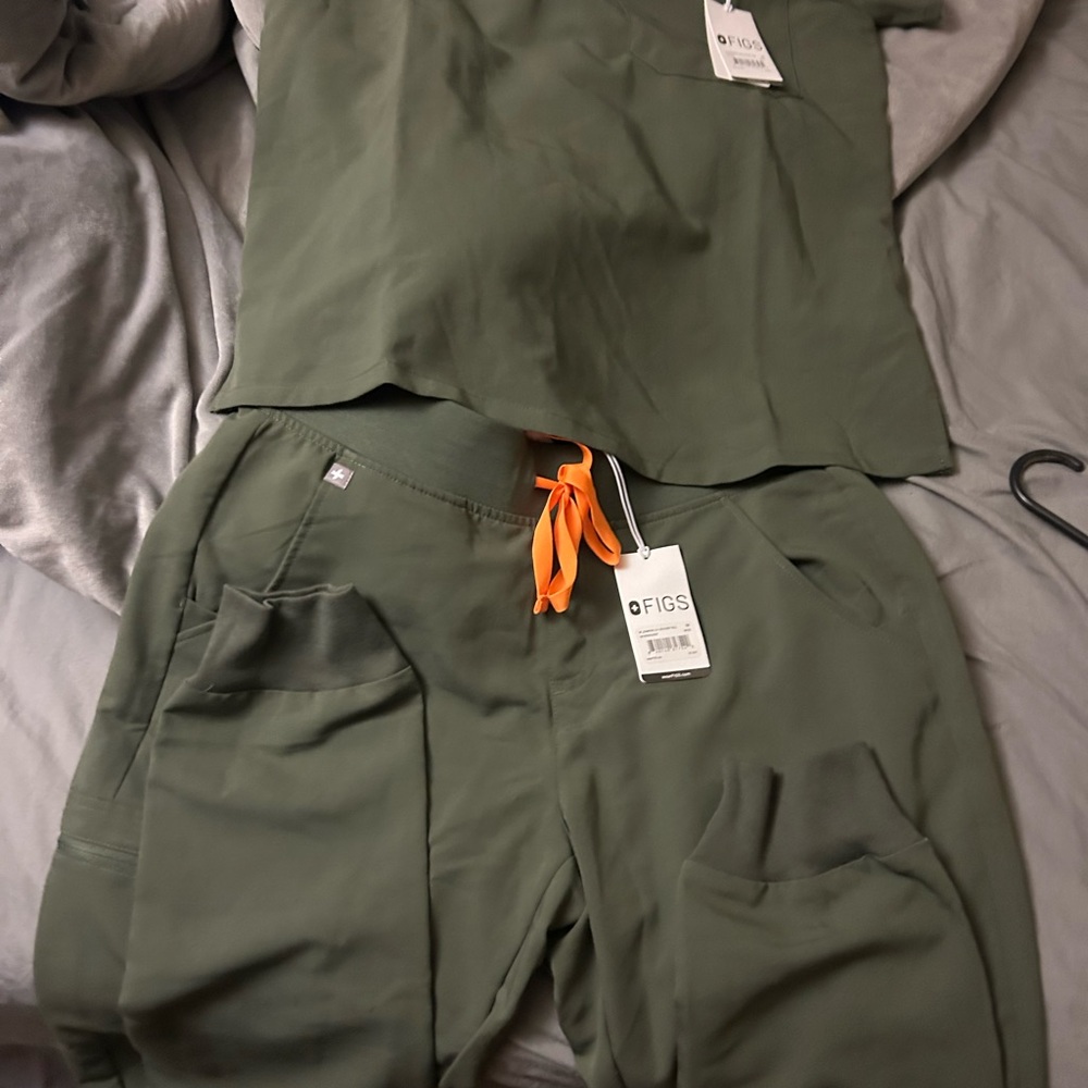 Figs Green Scrub Top and jogger pants BDWT!